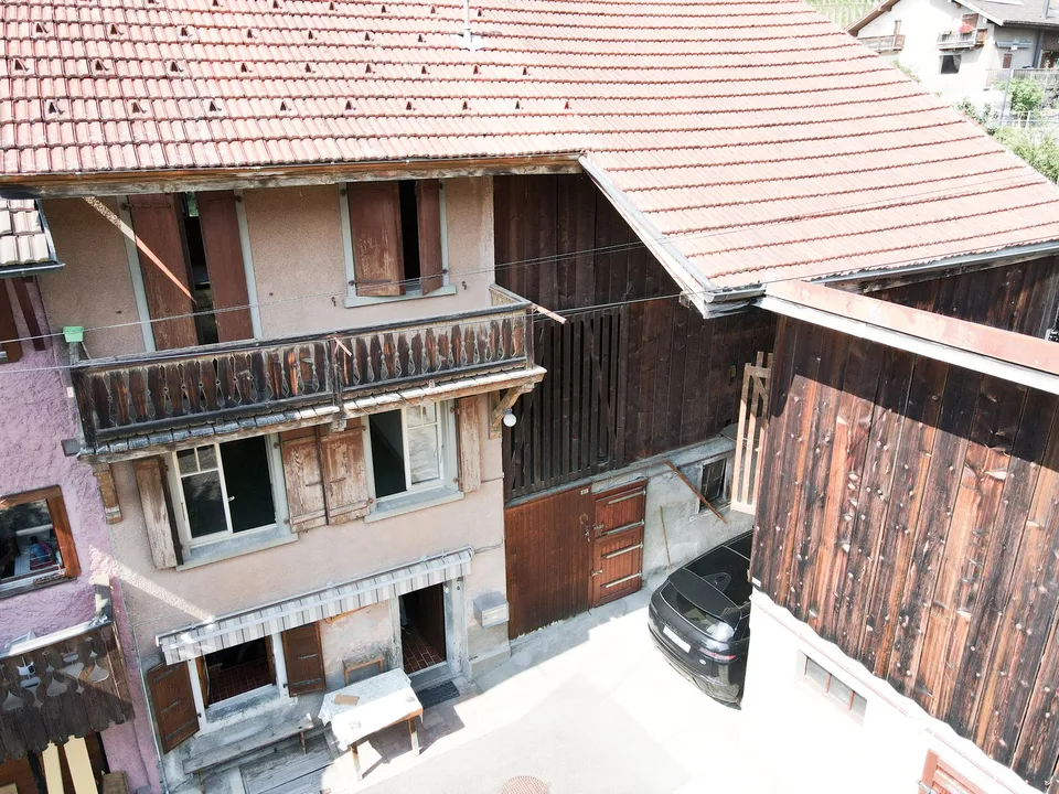 Casa di villaggio con due annessi – forte potenziale di trasformazione a Ollon