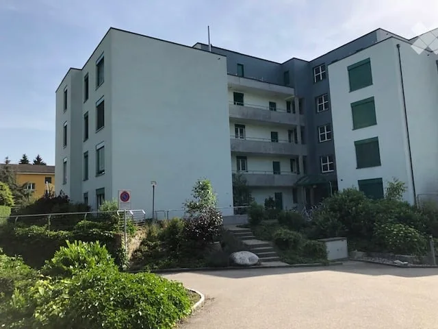 Helle 2.5-Zimmer-Attikawohnung mit viel Privatsphäre