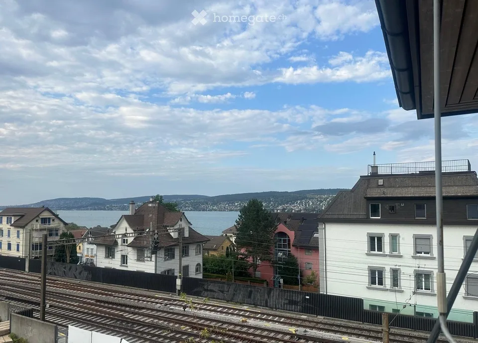 Modern 2.5-room apartment near the train station with a lake view