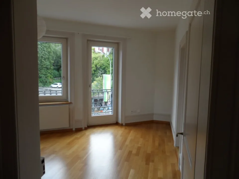 Appartement en vieille construction de 3 pièces avec petit balcon et cuisine aménagée au 2ème étage