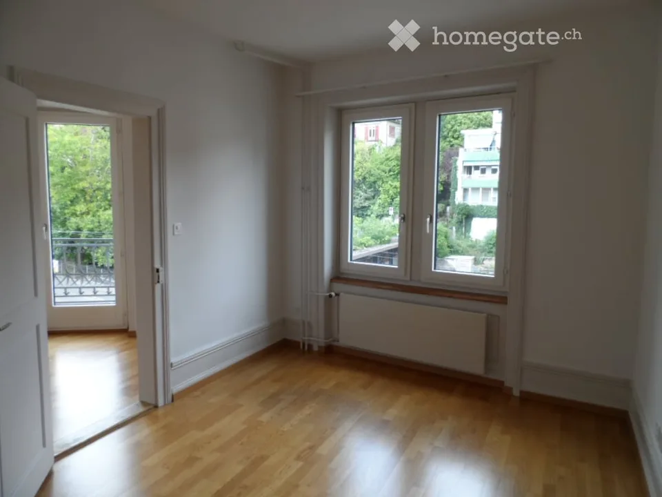 Appartement en vieille construction de 3 pièces avec petit balcon et cuisine aménagée au 2ème étage