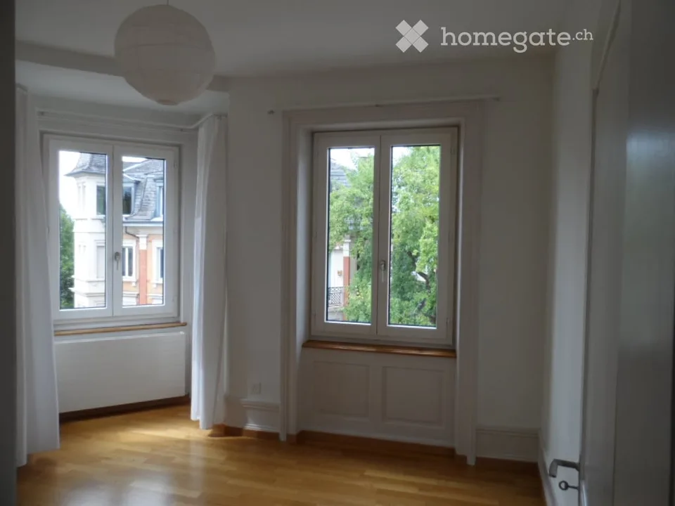 Appartement en vieille construction de 3 pièces avec petit balcon et cuisine aménagée au 2ème étage