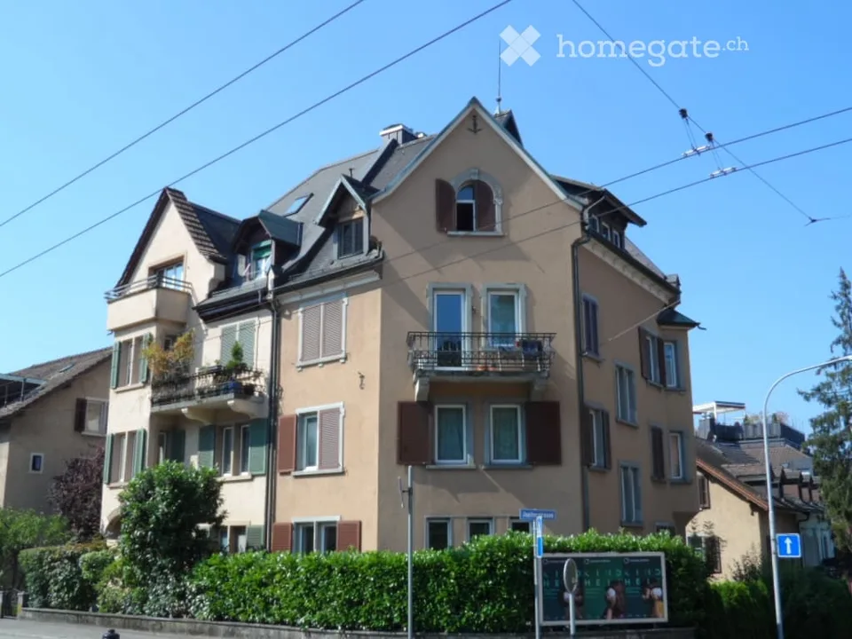 Helle 3-Zimmer-Altbauwohnung mit kleinem Balkon und Wohnküche im 2. Stock