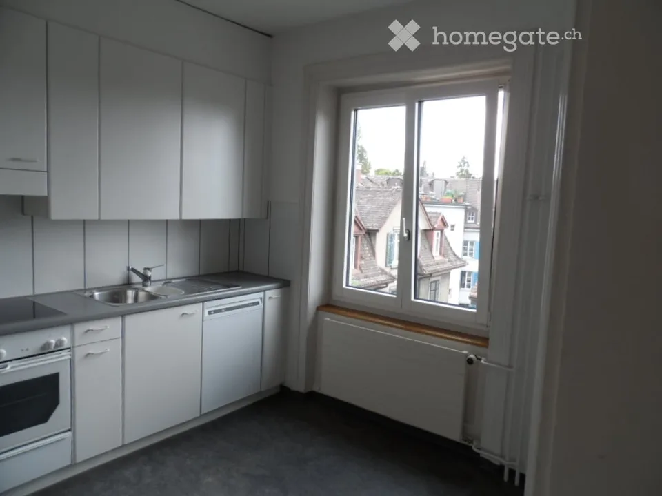 Appartement en vieille construction de 3 pièces avec petit balcon et cuisine aménagée au 2ème étage