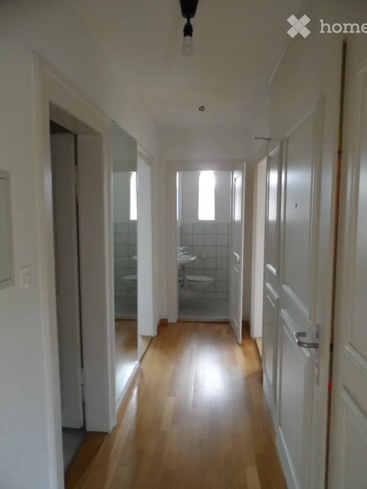 Appartement en vieille construction de 3 pièces avec petit balcon et cuisine aménagée au 2ème étage