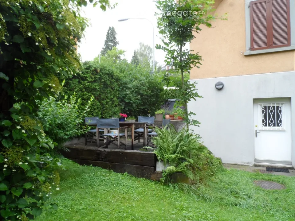 Appartement en vieille construction de 3 pièces avec petit balcon et cuisine aménagée au 2ème étage