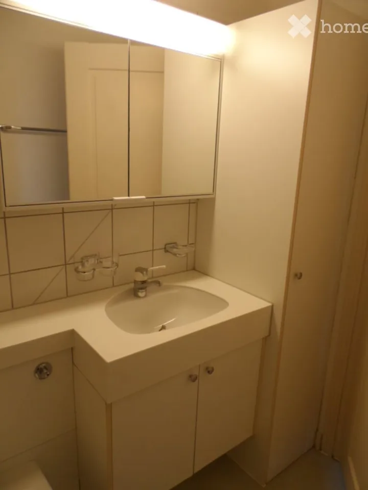 Appartement en vieille construction de 3 pièces avec petit balcon et cuisine aménagée au 2ème étage
