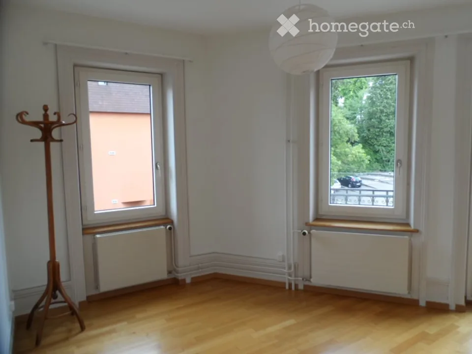 Appartement en vieille construction de 3 pièces avec petit balcon et cuisine aménagée au 2ème étage