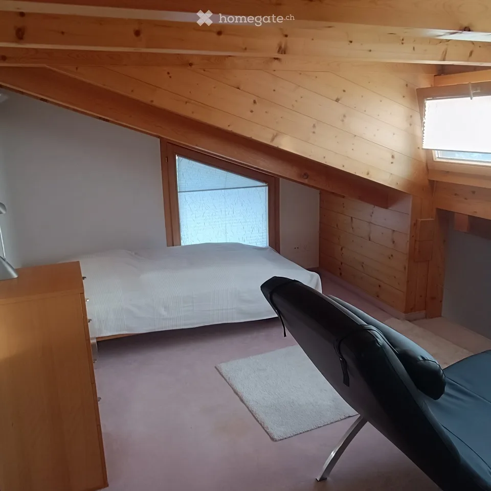 Charmante 3-Zimmer-Dachwohnung mit Balkon und Bergpanorama in Flims Dorf