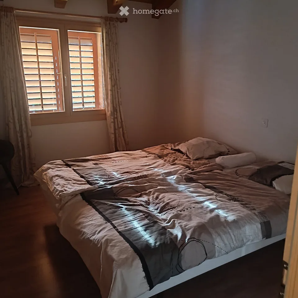 Charmante 3-Zimmer-Dachwohnung mit Balkon und Bergpanorama in Flims Dorf
