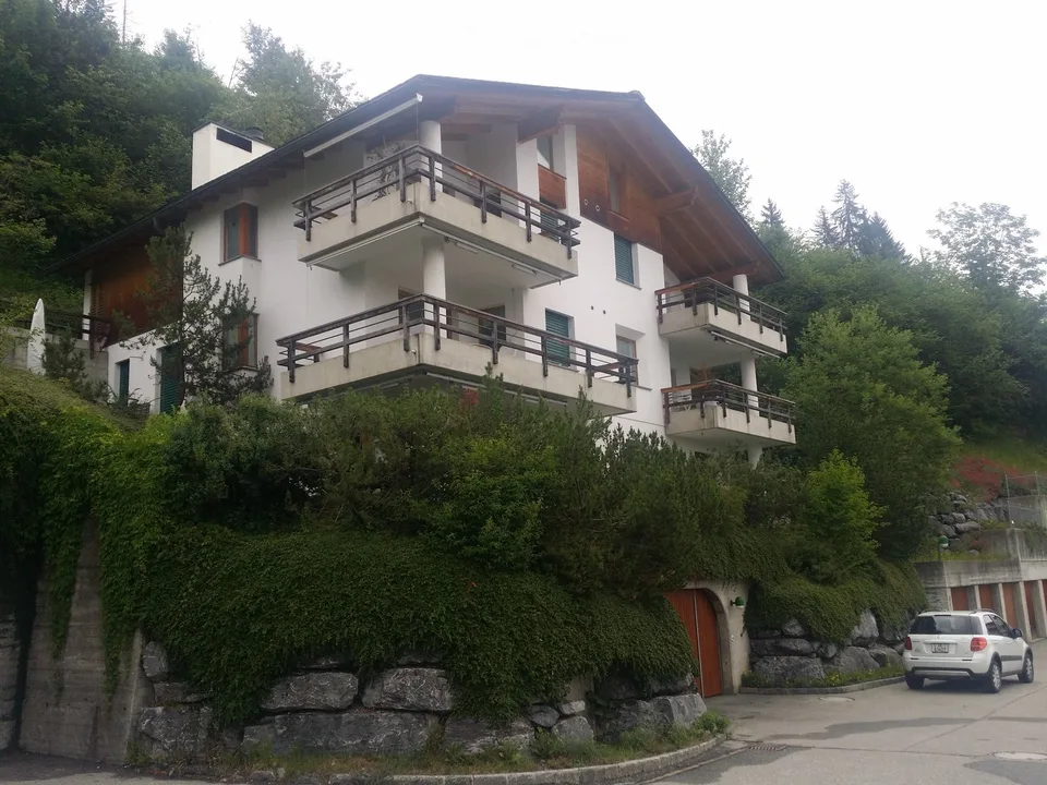 Charmante 3-Zimmer-Dachwohnung mit Balkon und Bergpanorama in Flims Dorf