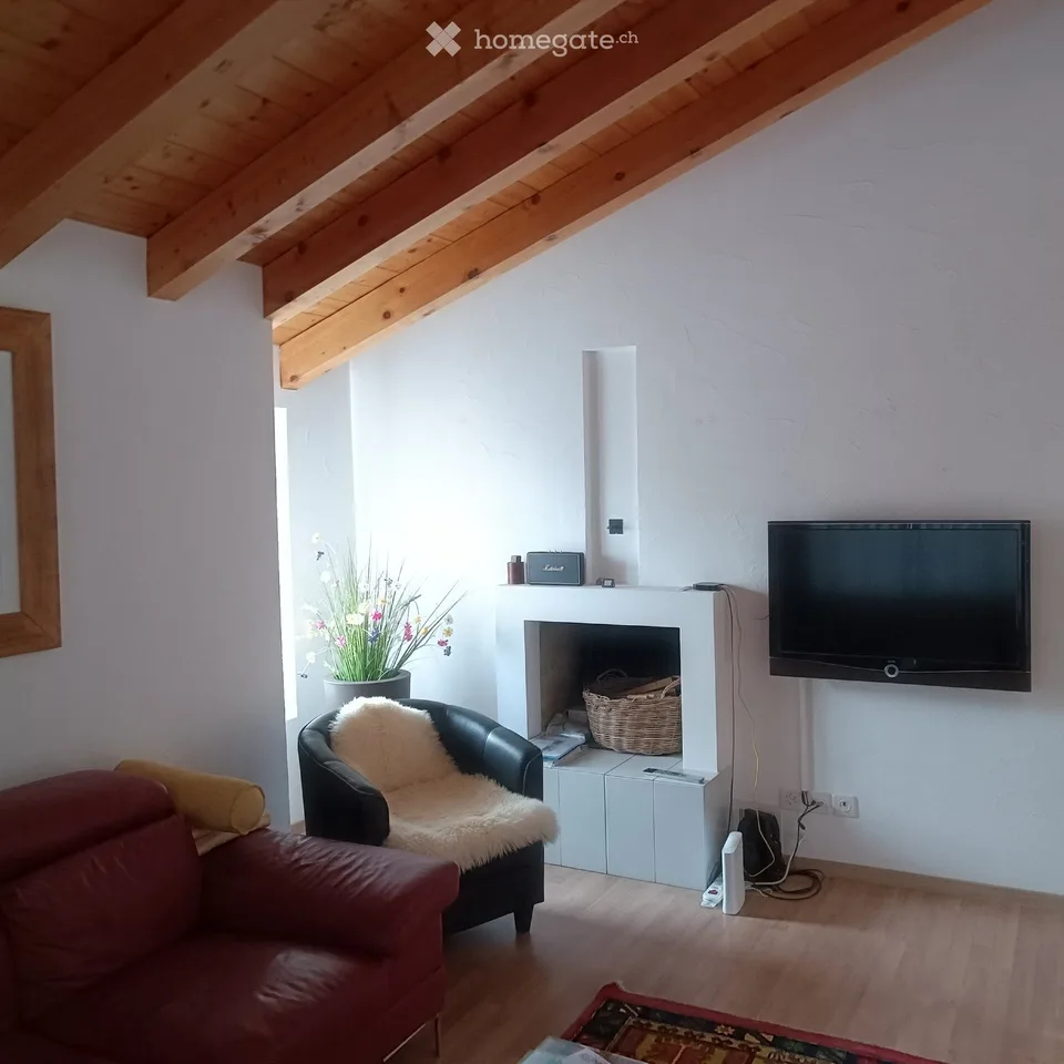 Charmante 3-Zimmer-Dachwohnung mit Balkon und Bergpanorama in Flims Dorf