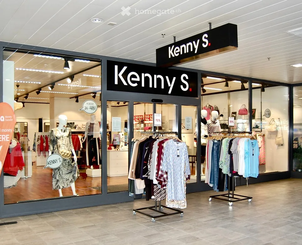 Locale commerciale attraente per un negozio di abbigliamento specializzato nel centro commerciale Markthof