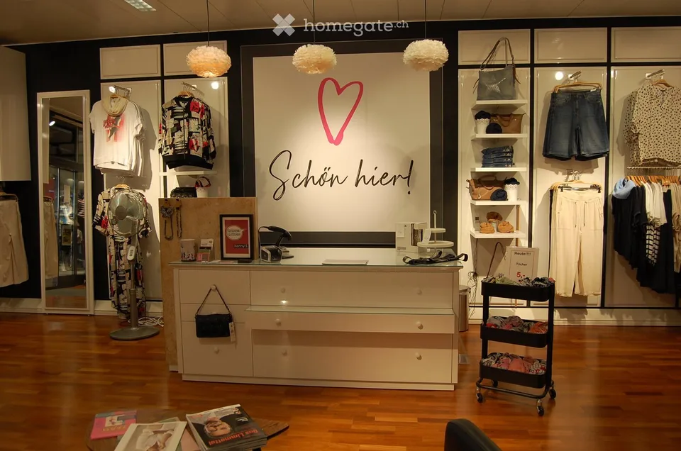 Locale commerciale attraente per un negozio di abbigliamento specializzato nel centro commerciale Markthof