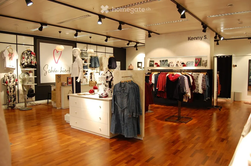 Locale commerciale attraente per un negozio di abbigliamento specializzato nel centro commerciale Markthof