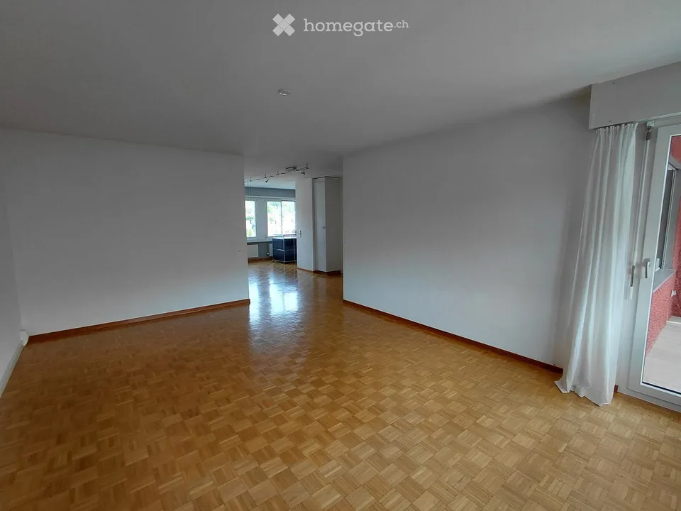 À louer pour une durée déterminée, appartement ensoleillé et spacieux avec vue sur le verdure