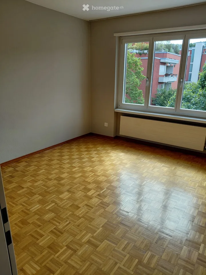 À louer pour une durée déterminée, appartement ensoleillé et spacieux avec vue sur le verdure