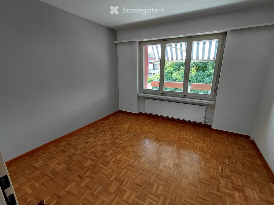 À louer pour une durée déterminée, appartement ensoleillé et spacieux avec vue sur le verdure