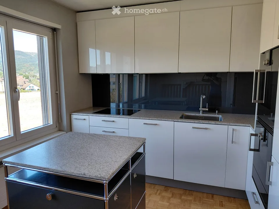 À louer pour une durée déterminée, appartement ensoleillé et spacieux avec vue sur le verdure