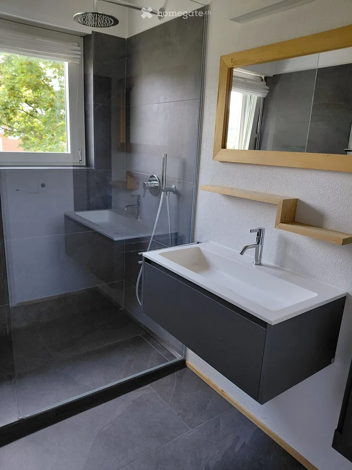 À louer pour une durée déterminée, appartement ensoleillé et spacieux avec vue sur le verdure