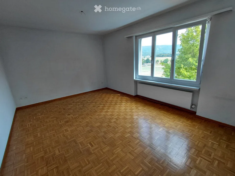 À louer pour une durée déterminée, appartement ensoleillé et spacieux avec vue sur le verdure