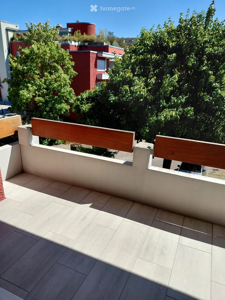 À louer pour une durée déterminée, appartement ensoleillé et spacieux avec vue sur le verdure