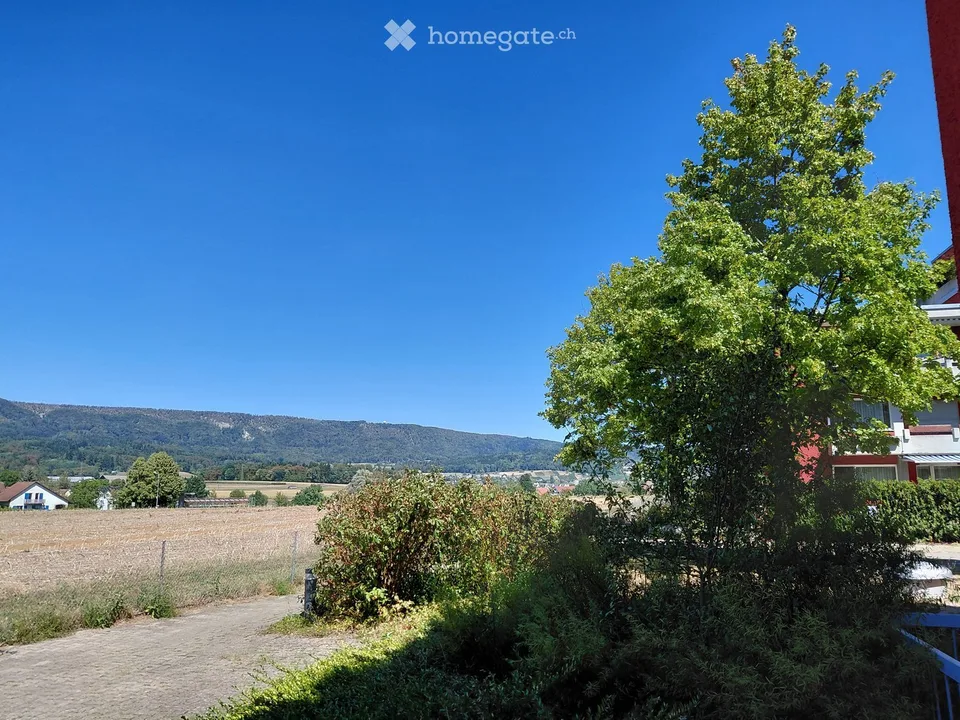 À louer pour une durée déterminée, appartement ensoleillé et spacieux avec vue sur le verdure