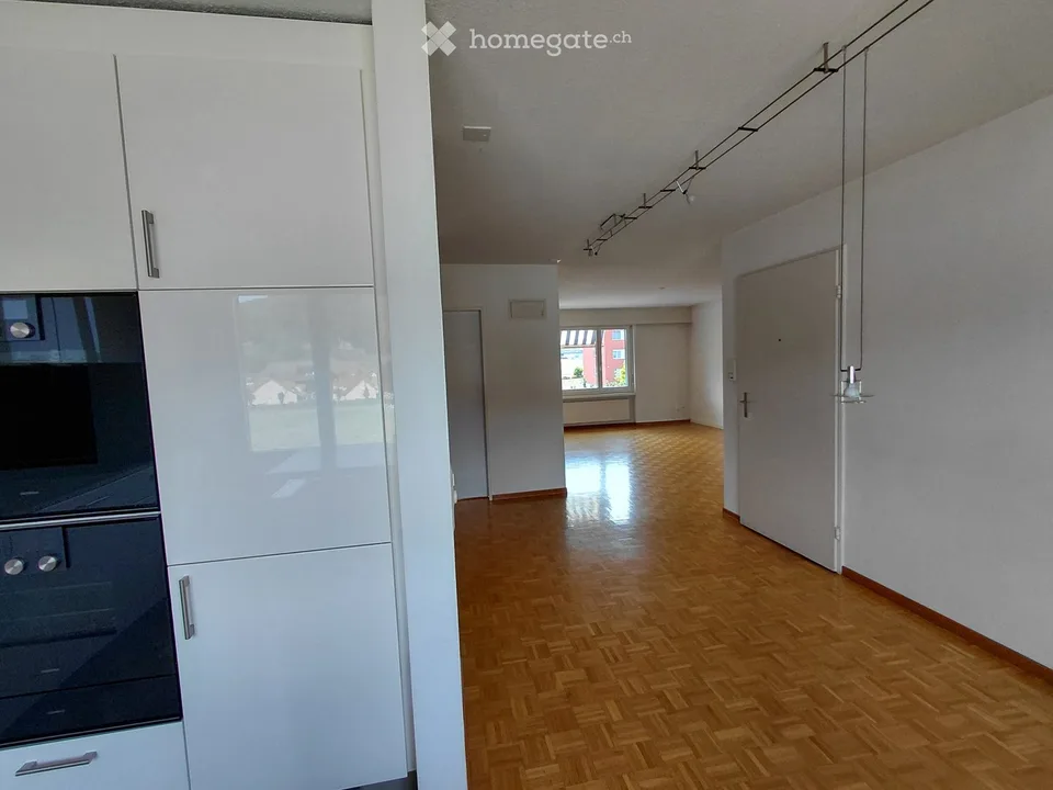 Befristet zu vermieten sonnige und geräumige Wohnung mit Blick ins Grüne
