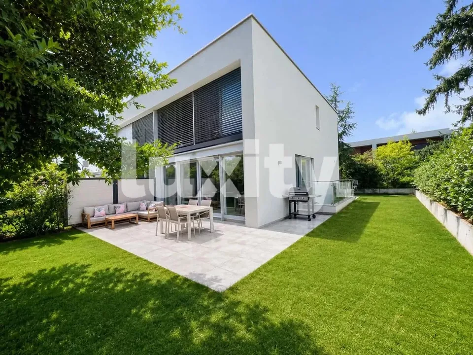 Maison familiale contemporaine avec grand jardin