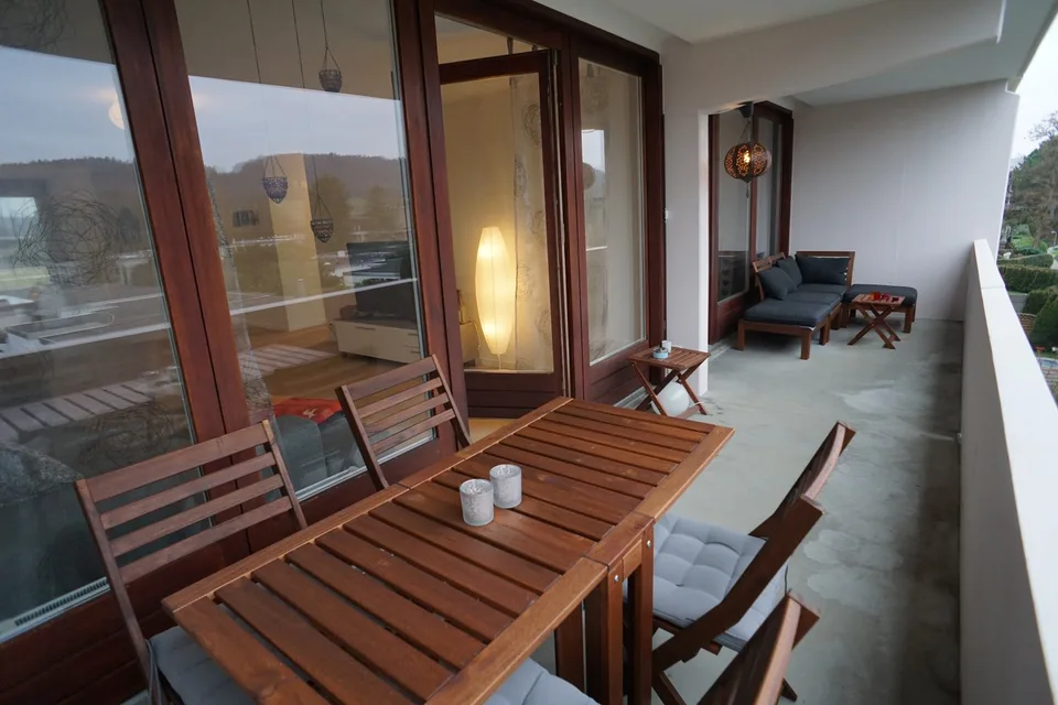 ESPACIEUX, HABITATION MEUBLÉE AVEC UNE VUE PANOGRAMIQUE ET DEUX BALCONS