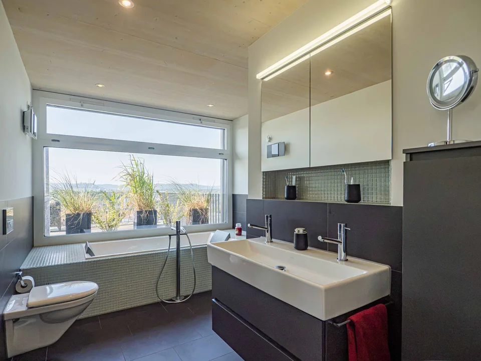 Architektur, Aussicht und Komfort – aussergewöhnliches EFH am Chestenberg