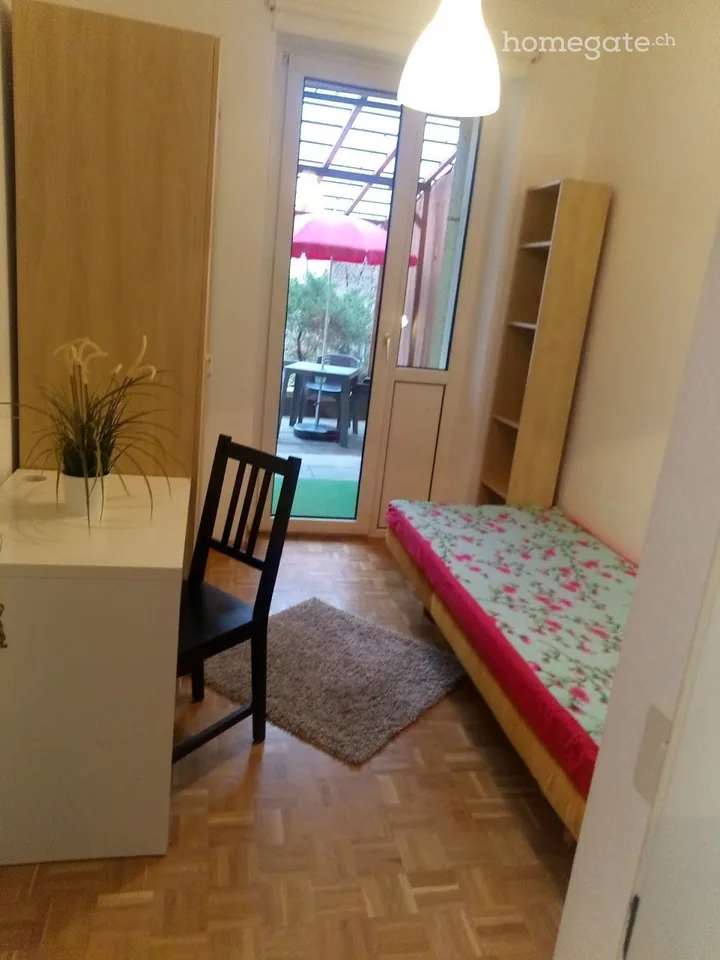 Möbliertes WG-Zimmer mit eigener Veranda und Garten.