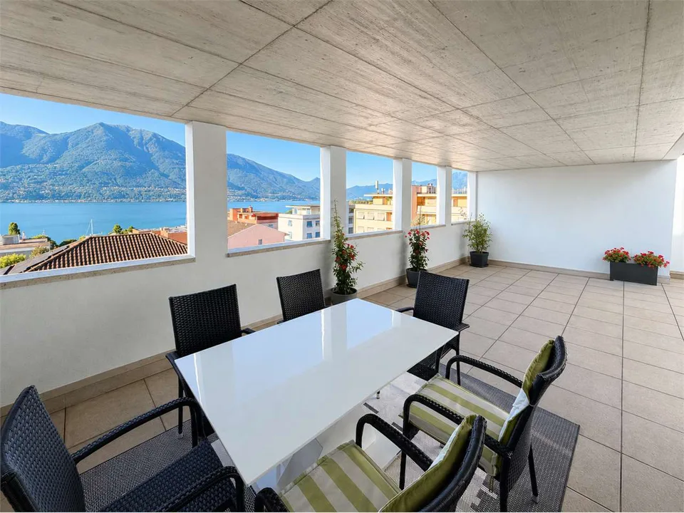 Bright attic of 4.5 rooms with lake view in Minusio