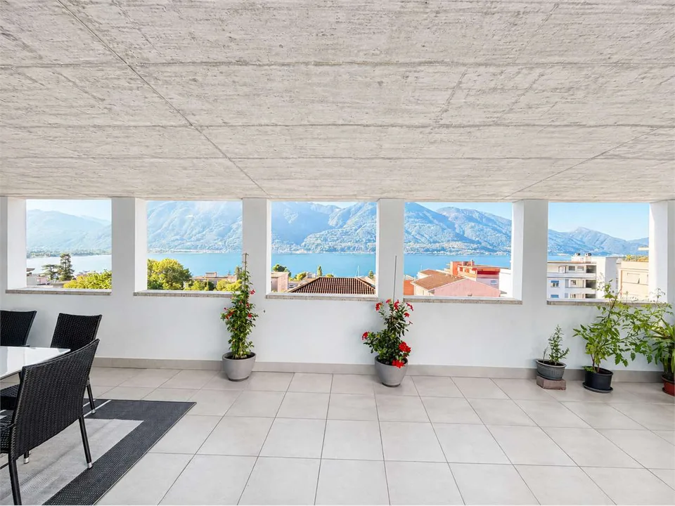 Bright attic of 4.5 rooms with lake view in Minusio
