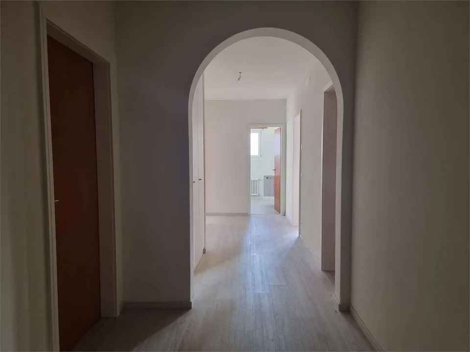Affittasi spazioso 4.5 locali ristrutturato con balcone e posteggio -