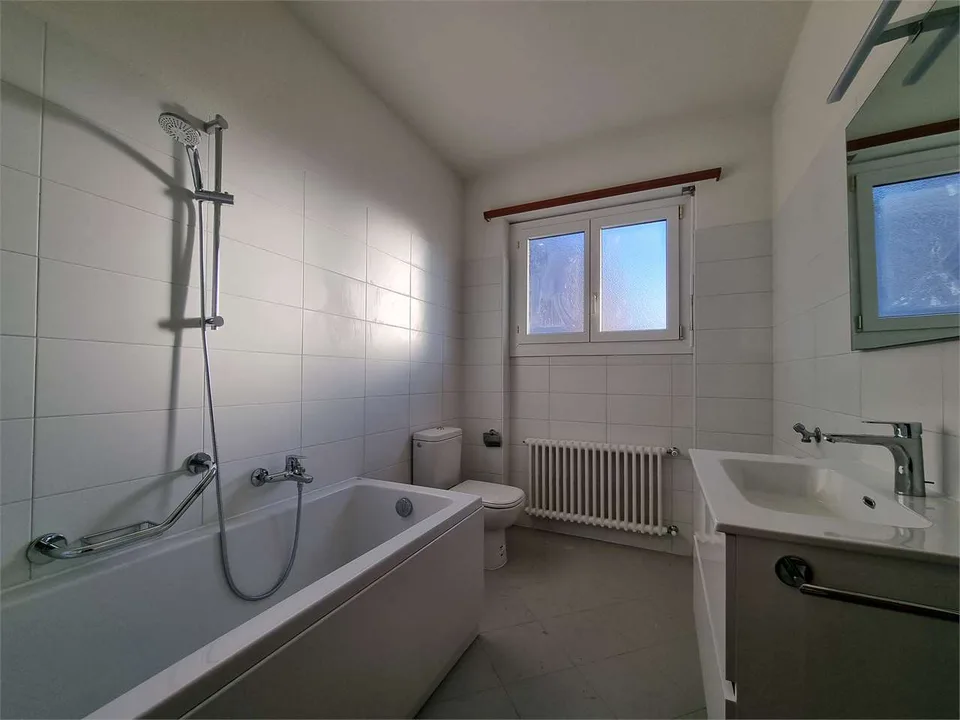 Affittasi spazioso 4.5 locali ristrutturato con balcone e posteggio -