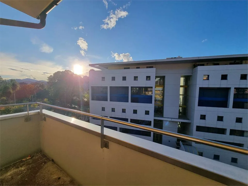 Affittasi spazioso 4.5 locali ristrutturato con balcone e posteggio -