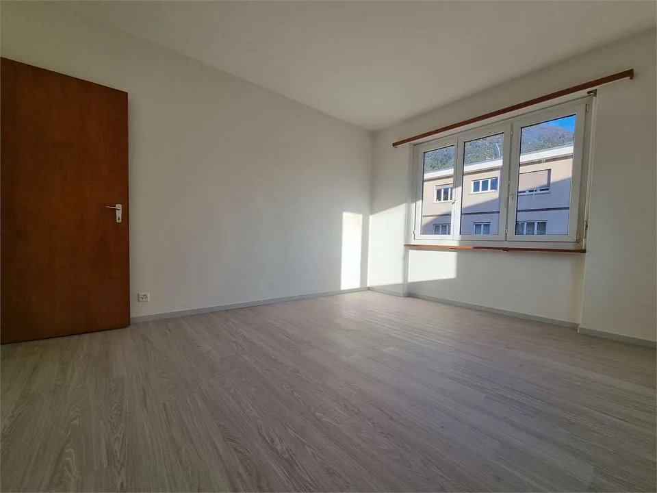 Affittasi spazioso 4.5 locali ristrutturato con balcone e posteggio -