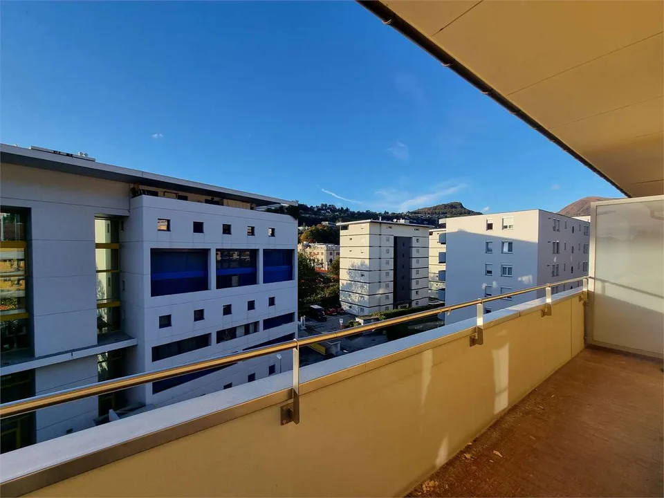 Affittasi spazioso 4.5 locali ristrutturato con balcone e posteggio -