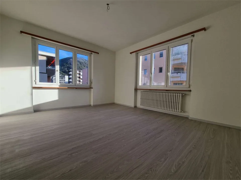 Affittasi spazioso 4.5 locali ristrutturato con balcone e posteggio -