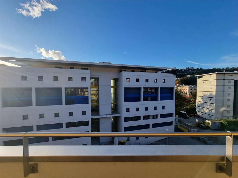 Affittasi spazioso 4.5 locali ristrutturato con balcone e posteggio -