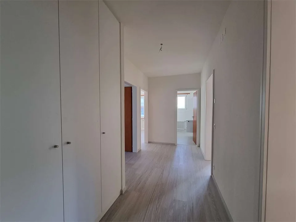 Affittasi spazioso 4.5 locali ristrutturato con balcone e posteggio -