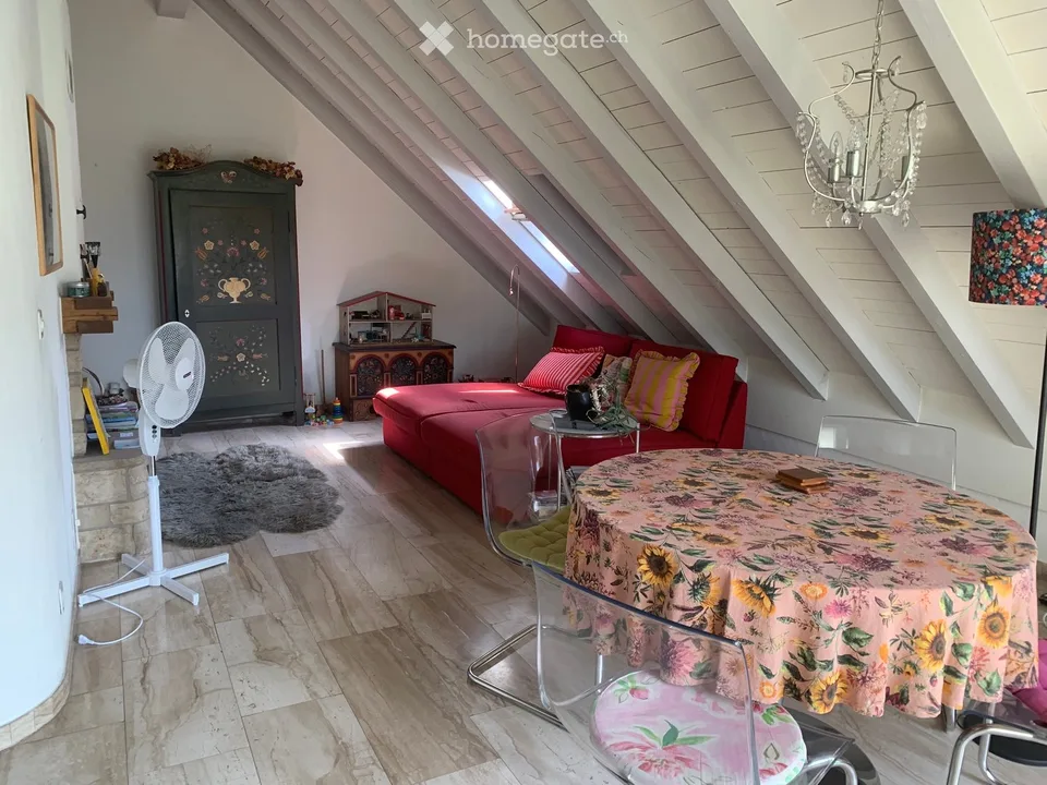Gemütliches, möbliertes Dachzimmer