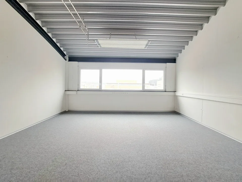 DUCATS 40 B, Commercial space in a high-traffic area