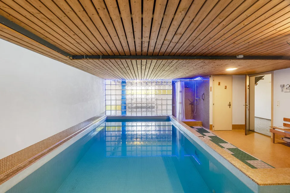Grosszügiges 8.5-Zi.- Einfamilienhaus mit Indoor-Pool *im Baurecht*
