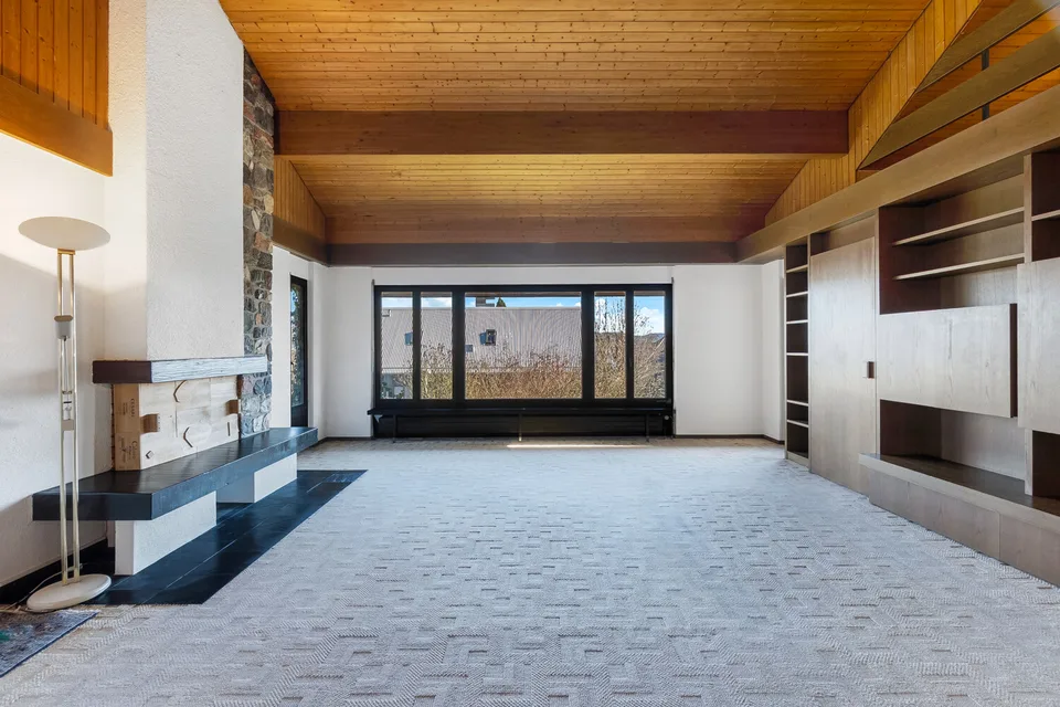 Grosszügiges 8.5-Zi.- Einfamilienhaus mit Indoor-Pool *im Baurecht*