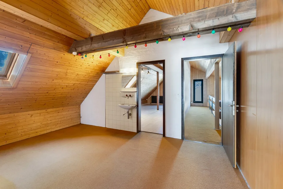 Grosszügiges 8.5-Zi.- Einfamilienhaus mit Indoor-Pool *im Baurecht*