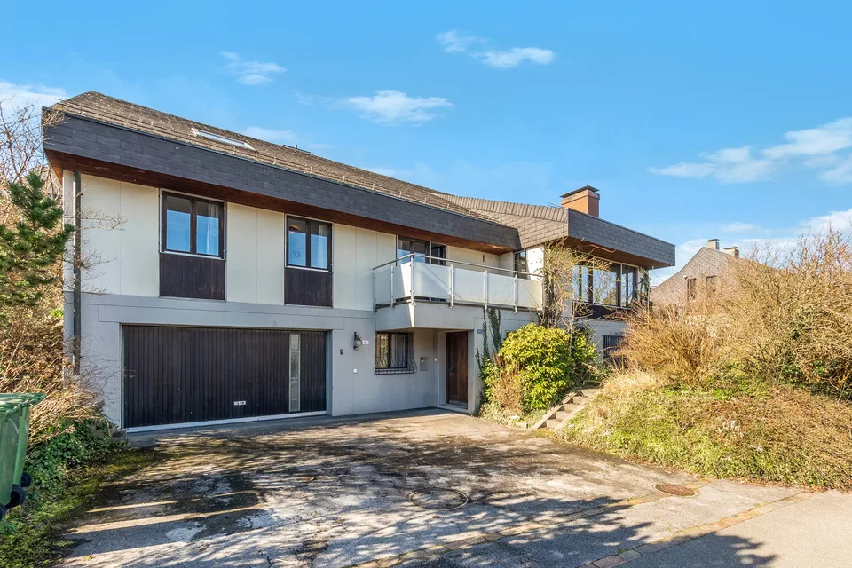 Grosszügiges 8.5-Zi.- Einfamilienhaus mit Indoor-Pool *im Baurecht*
