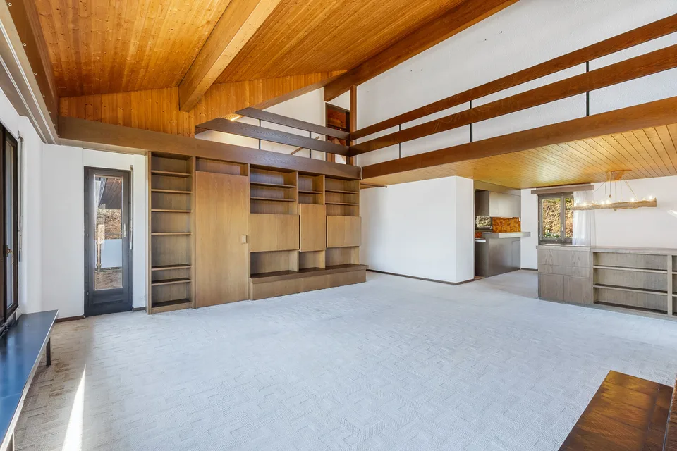 Grosszügiges 8.5-Zi.- Einfamilienhaus mit Indoor-Pool *im Baurecht*
