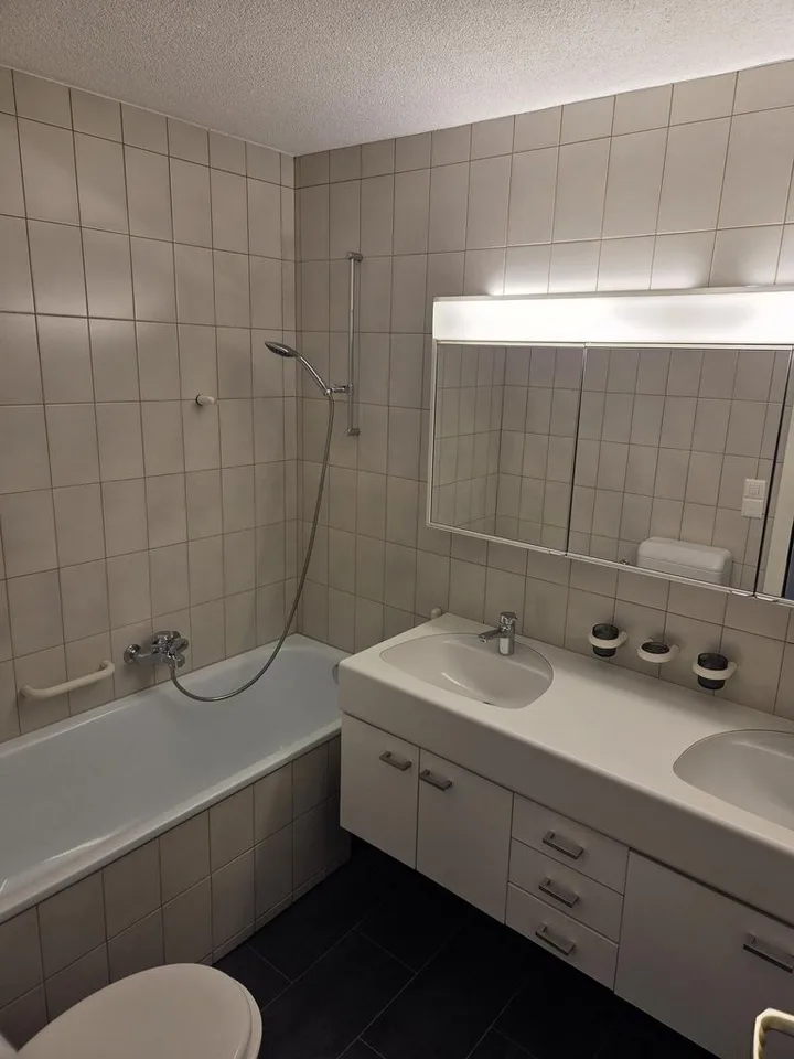 Grosszügige Wohnung im Kreis 2, befristet bis 31.03.2028